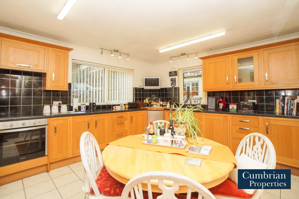 Property photo 2 of 19 Dining Kitchen