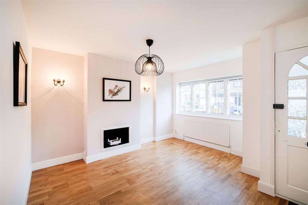 Property photo 3 of 23 6 Walpole Road-2.Jpg