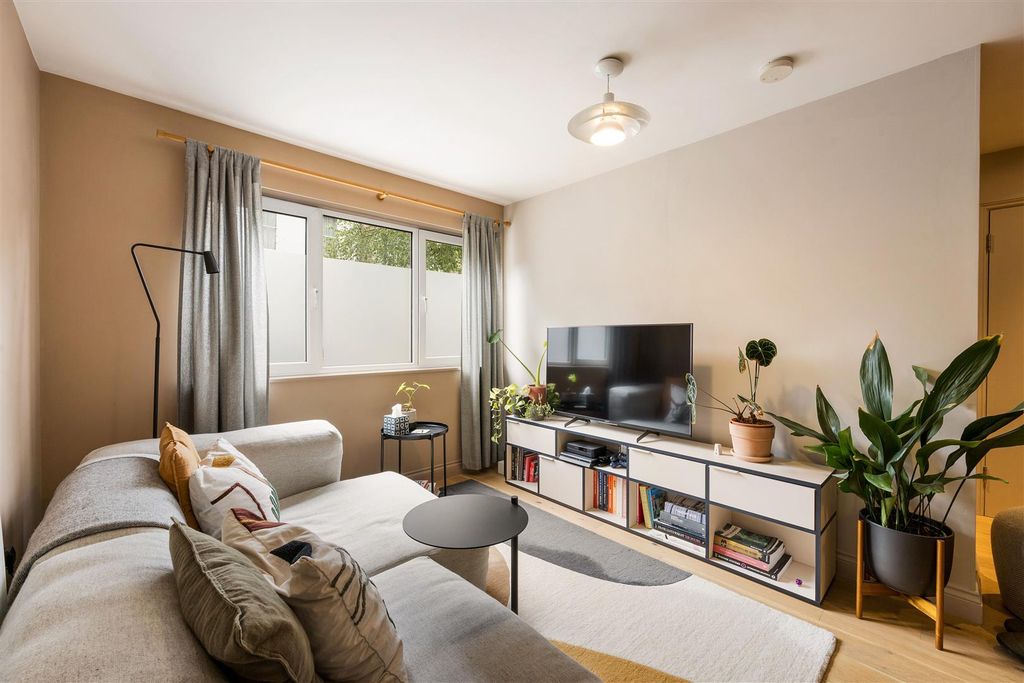 Property photo 2 of 22 Beatty Road, N16