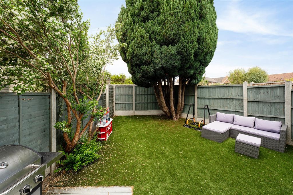 Property photo 1 of 37 Albert Road, E18