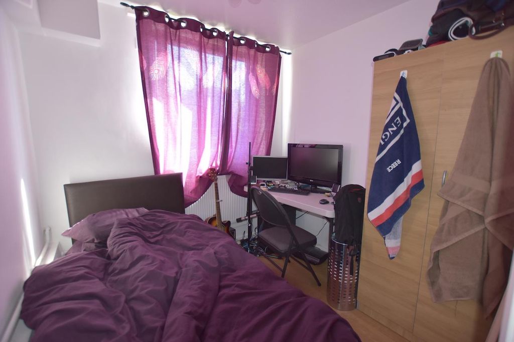 Property photo 3 of 8 Bed1.Jpg