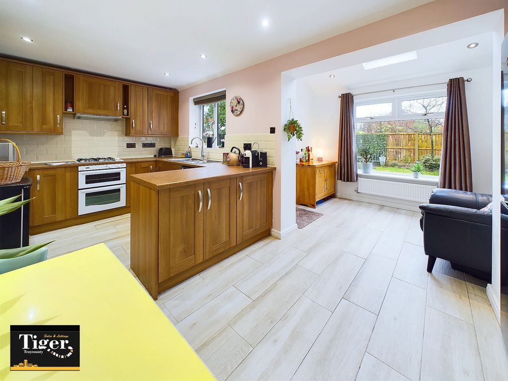 Property photo 2 of 24 Cam02176G0-Pr0450-Still009
