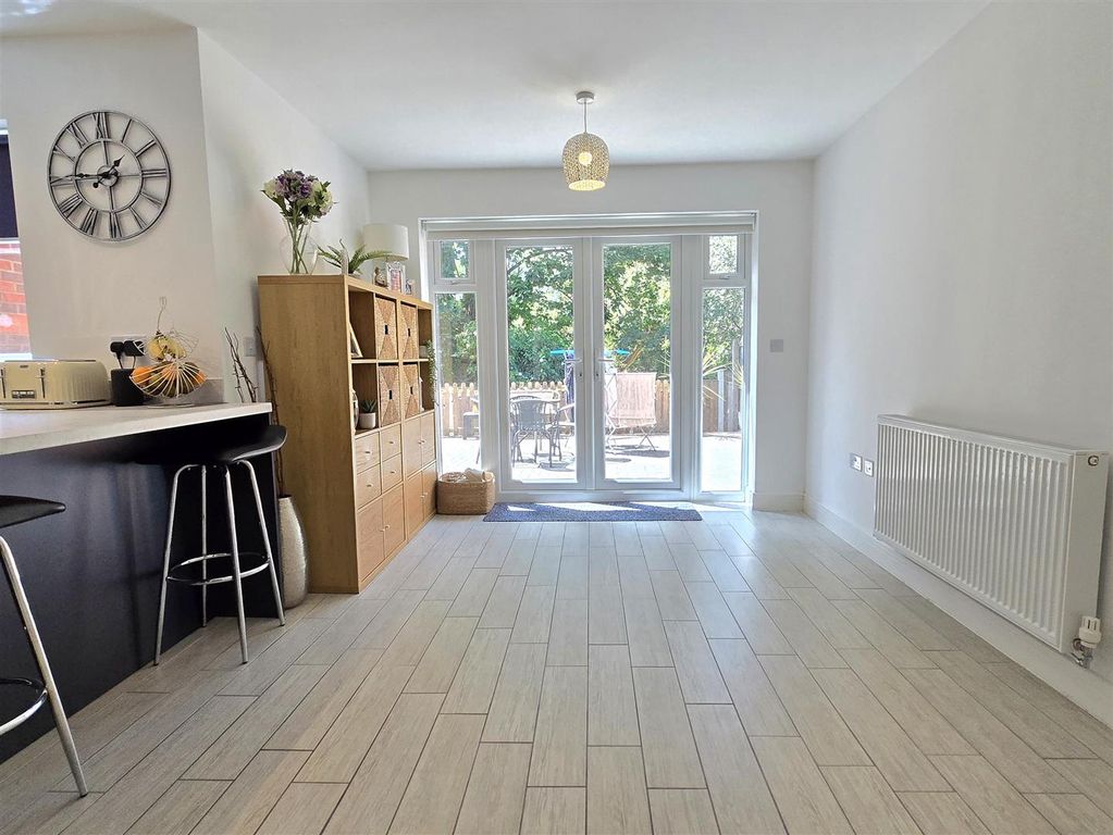 Property photo 3 of 18 Dining Area