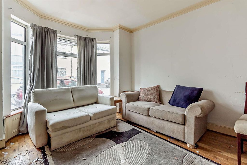 Property photo 2 of 8 8673487-Interior01-800.Jpg