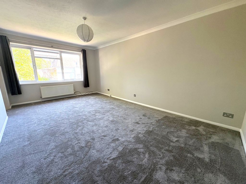 Property photo 3 of 7 Living Room