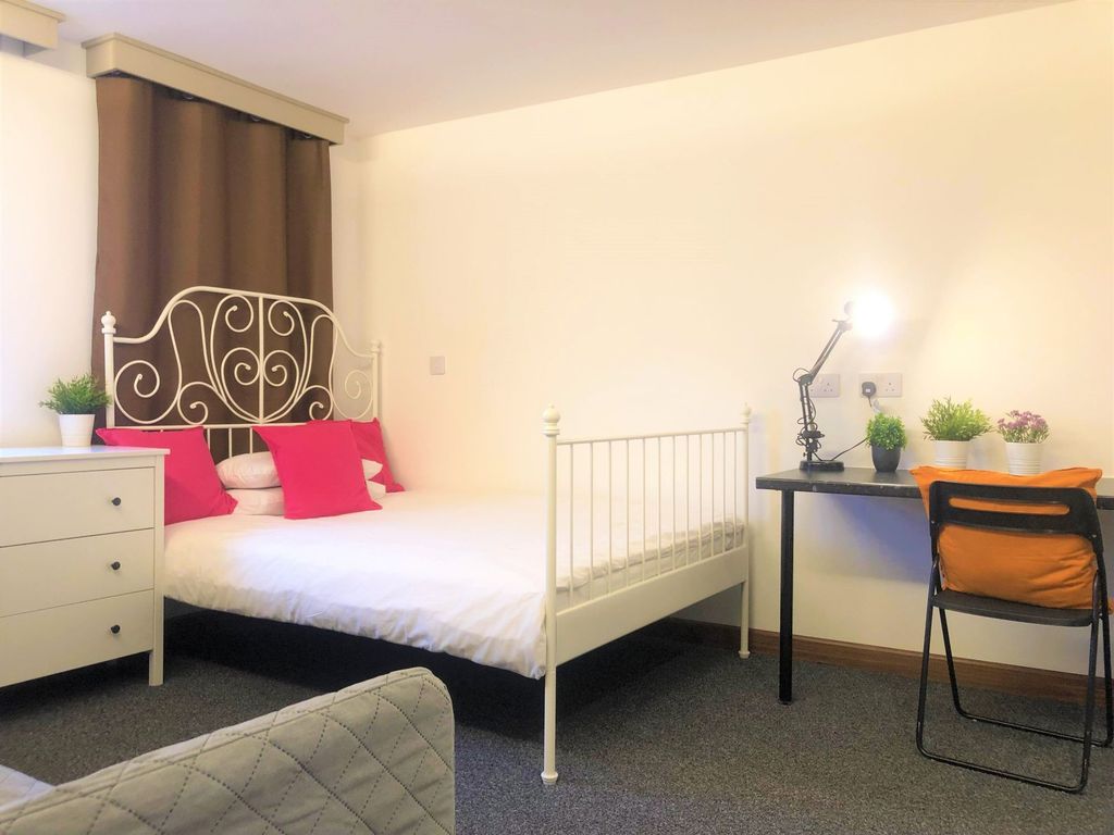 Property photo 3 of 8 Bright And Cozy Double Bedroom Featuring An Elegan...