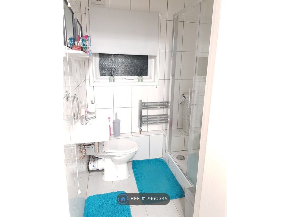 Property photo 2 of 17 Bathroom