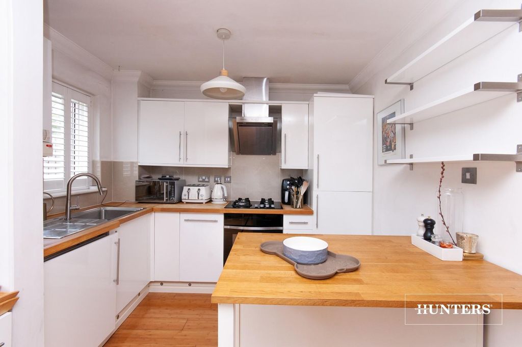 Property photo 3 of 10 Kitchen
