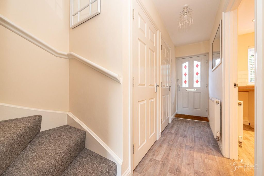 Property photo 3 of 23 Entrance Hall