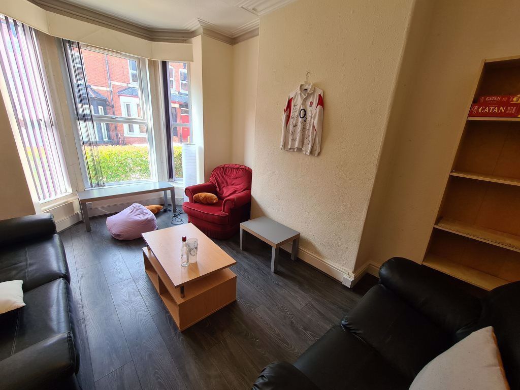 Property photo 2 of 14 Bright And Welcoming Living Room With Ample Seatin...