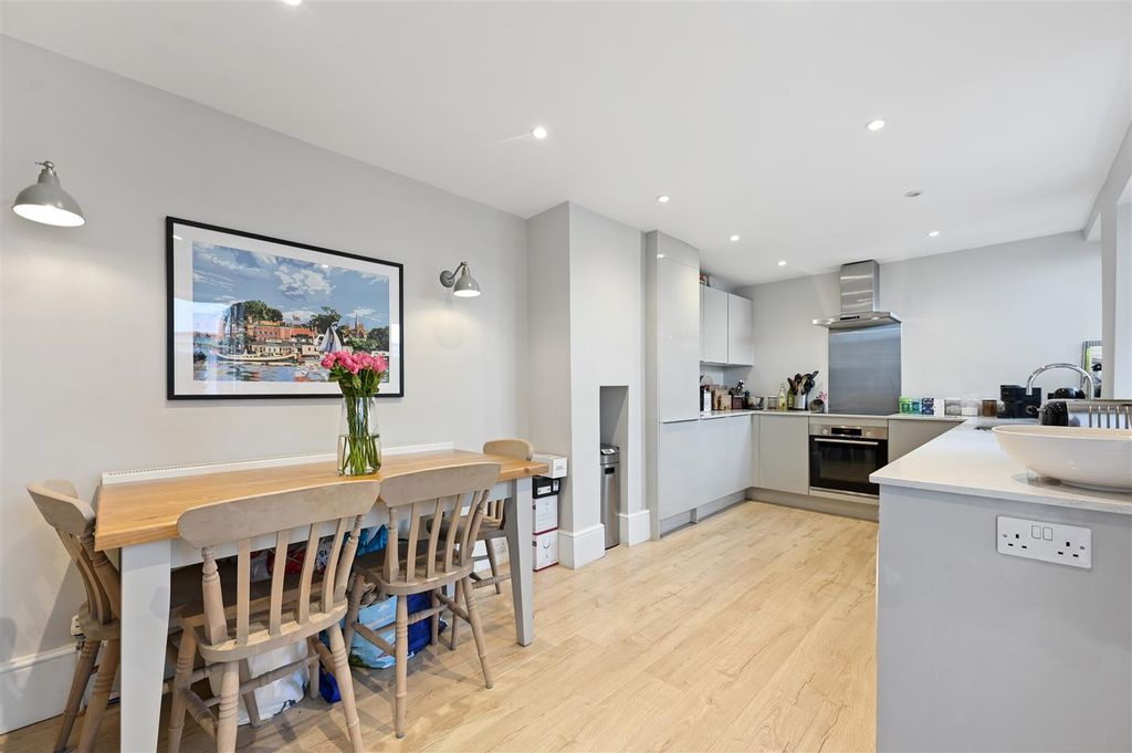 Property photo 3 of 14 Standish Road