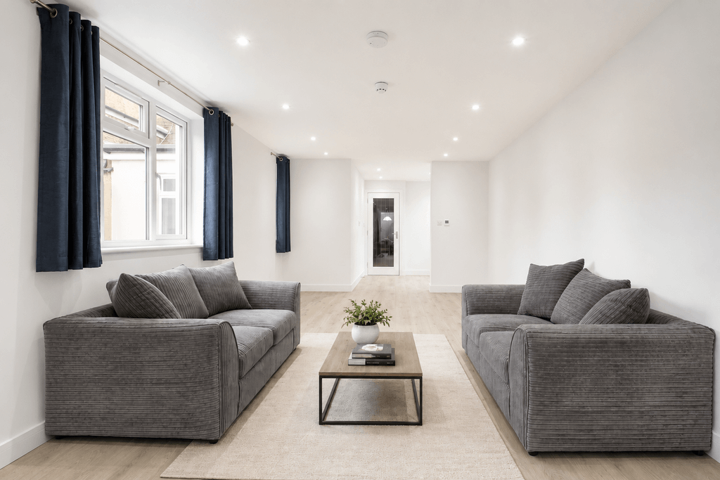 Property photo 1 of 11 Spacious 2 Bedroom Flat With Garden