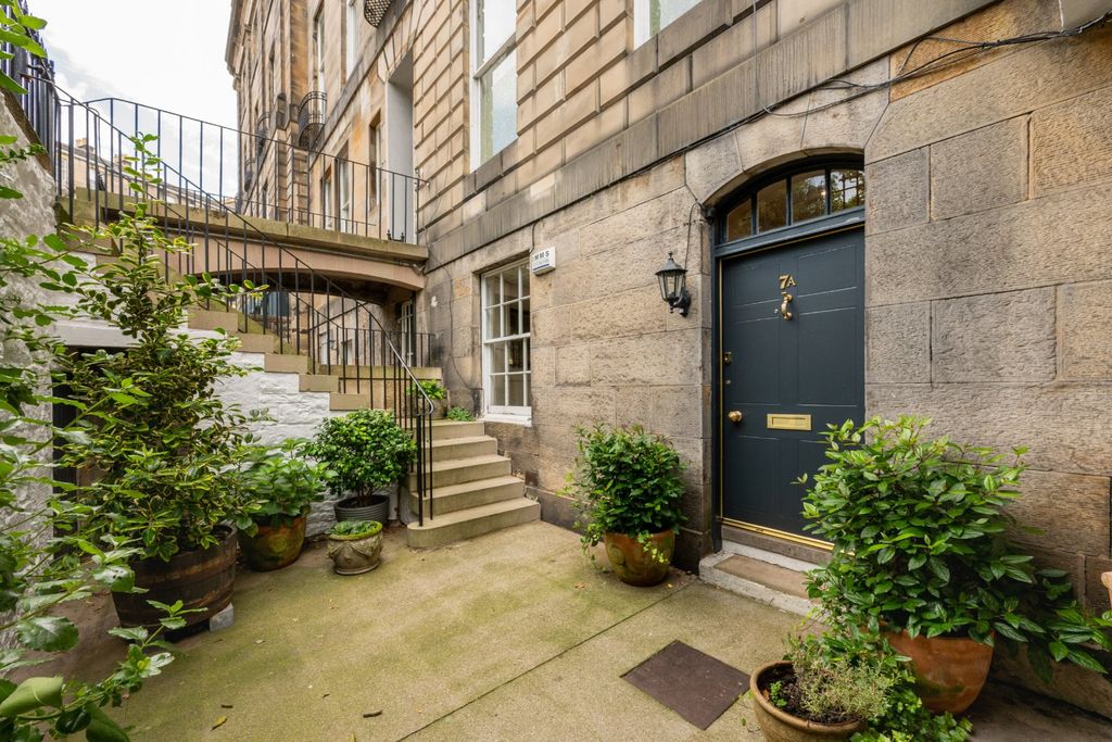 Property photo 3 of 18 Front Courtyard