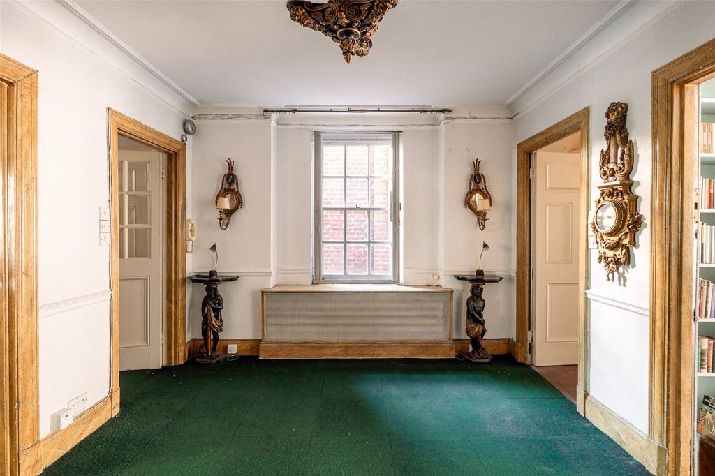 Property photo 2 of 12 Entrance Hall
