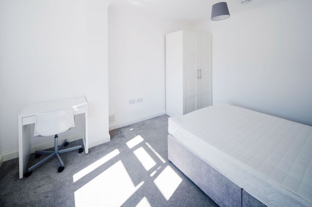 Property photo 2 of 17 Bright, Minimalist Double Bedroom With A Large Bed...