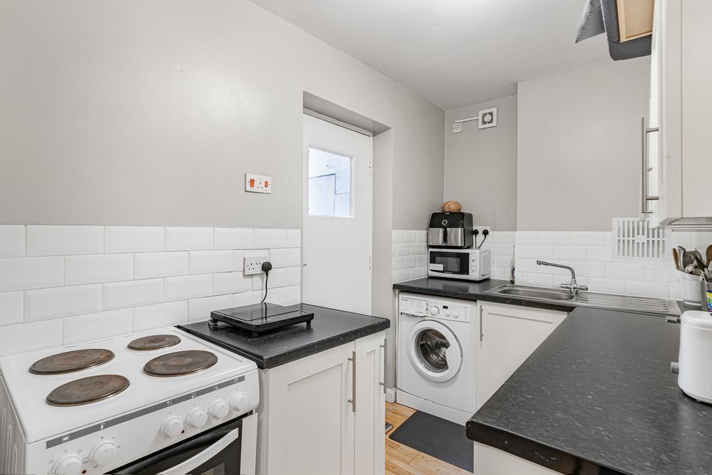 Property photo 3 of 18 Kitchen