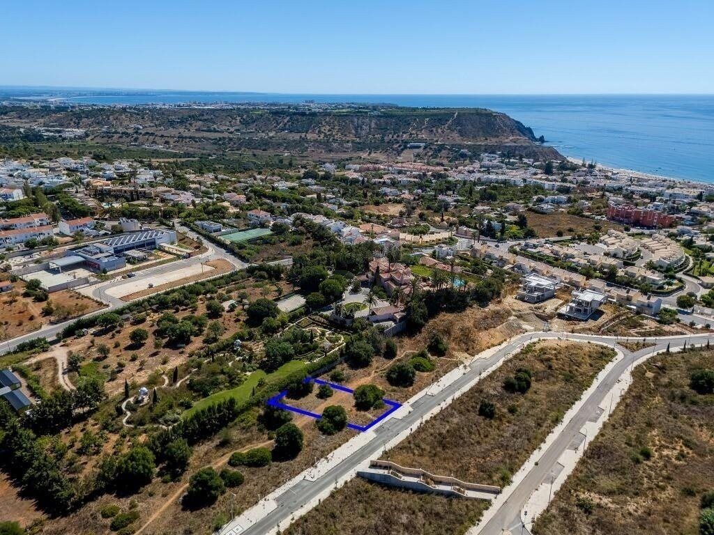 Property photo 1 of 9 Premium Location | Project For A 220 m² Home With Sea View