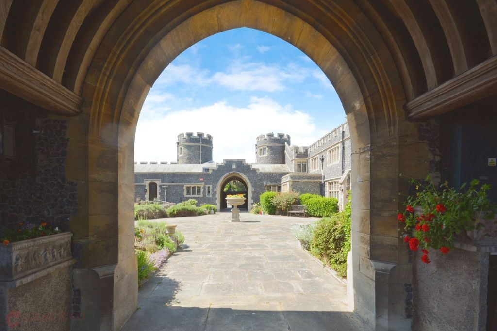 Property photo 2 of 20