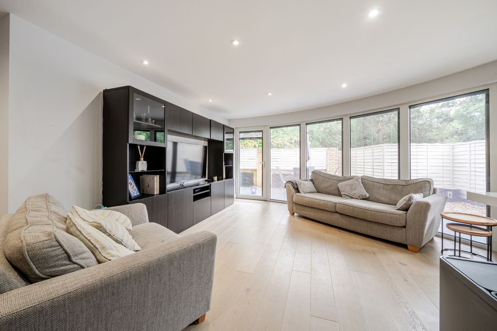 Property photo 3 of 11 Court Lane