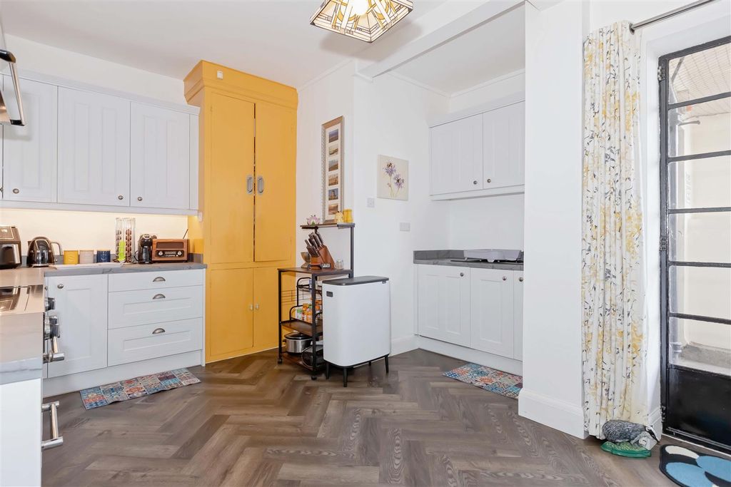 Property photo 3 of 12 Onslow Court_14.Jpg