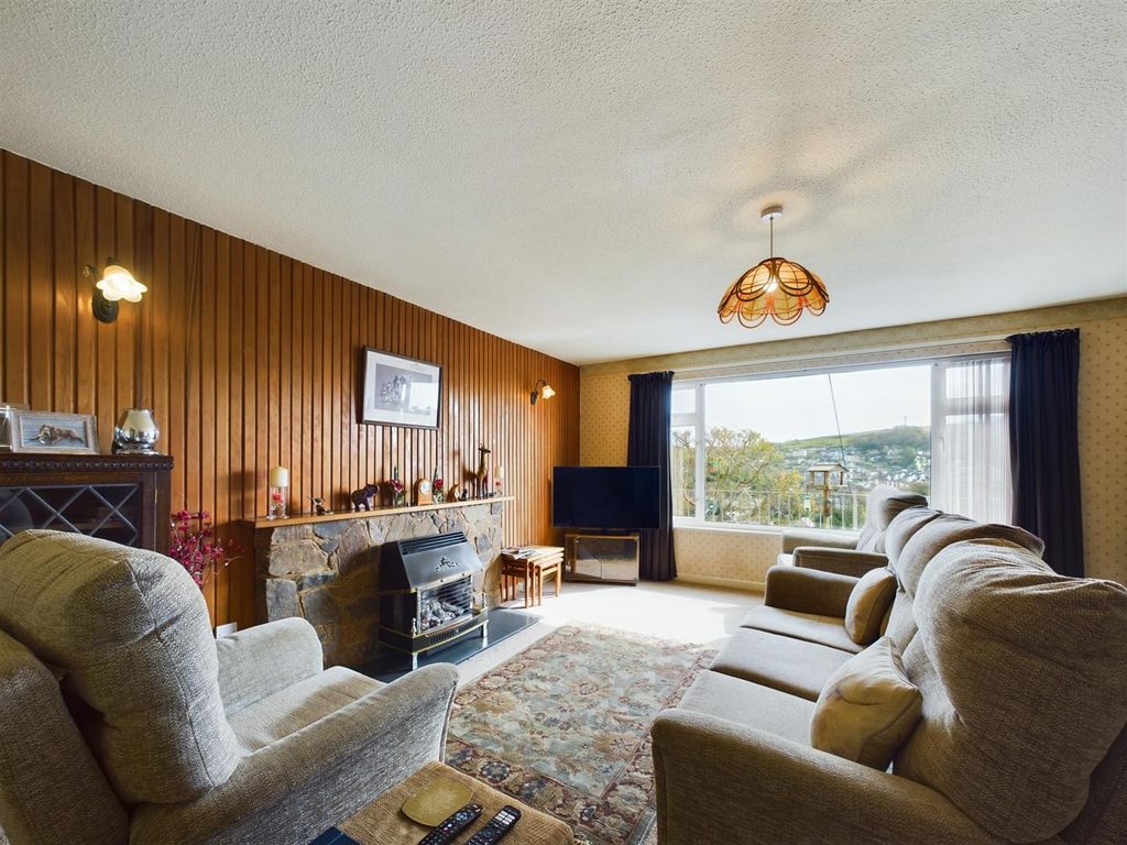 Property photo 3 of 15 Lounge
