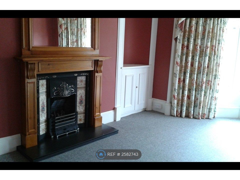 Property photo 1 of 18 Livingroom With Bay Window