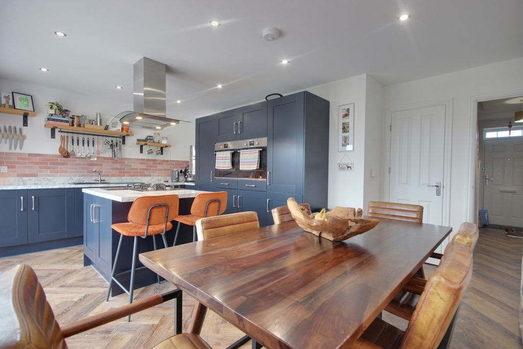 Property photo 3 of 26 1 Liv Kit Din B