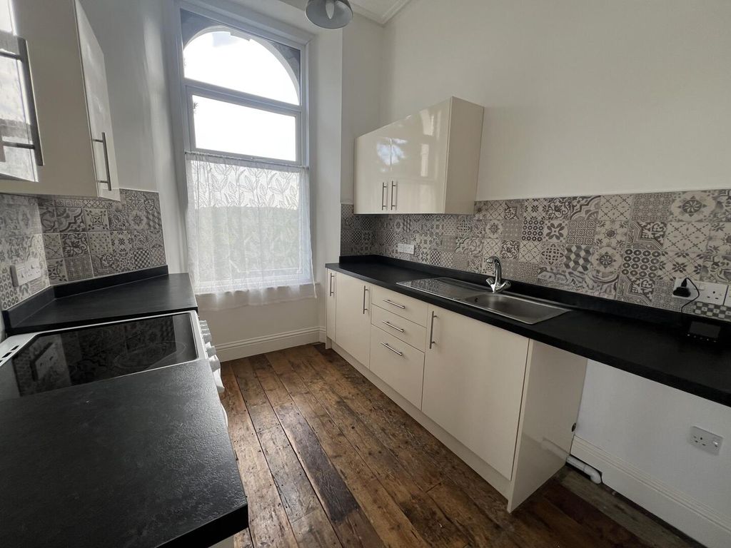 Property photo 2 of 10 Kitchen