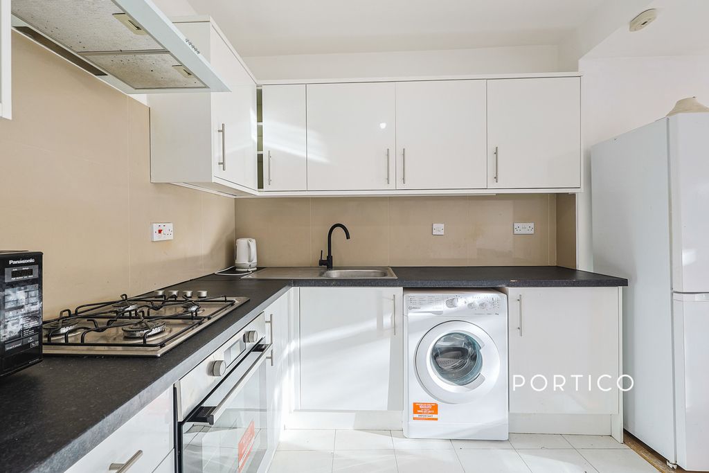 Property photo 3 of 9 Kitchen