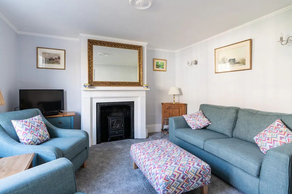 Property photo 2 of 9 Sitting Room