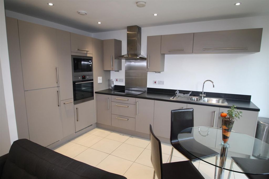 Property photo 2 of 9 Kitchen