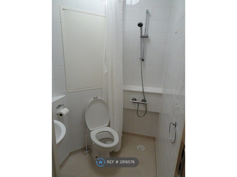 Property photo 3 of 9 En-Suite Toitet