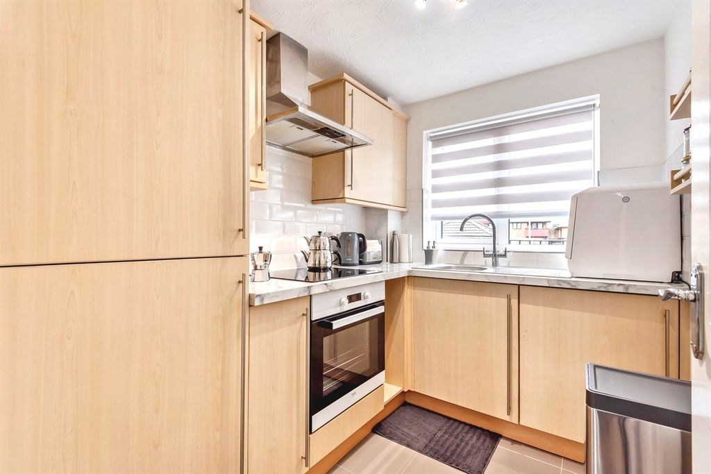 Property photo 3 of 9 Kitchen