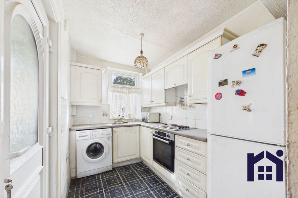 Property photo 3 of 19 Kitchen