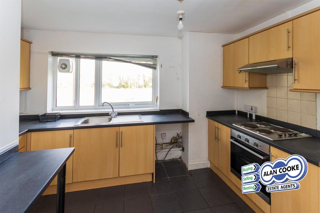 Property photo 3 of 9 Kitchen