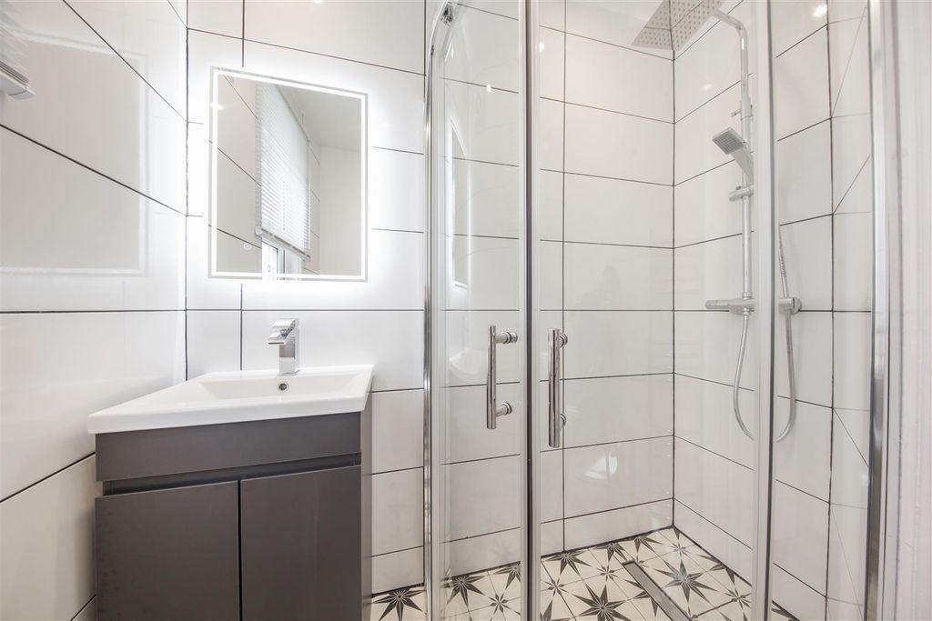 Property photo 2 of 14 Newly Fitted Family Bathroom