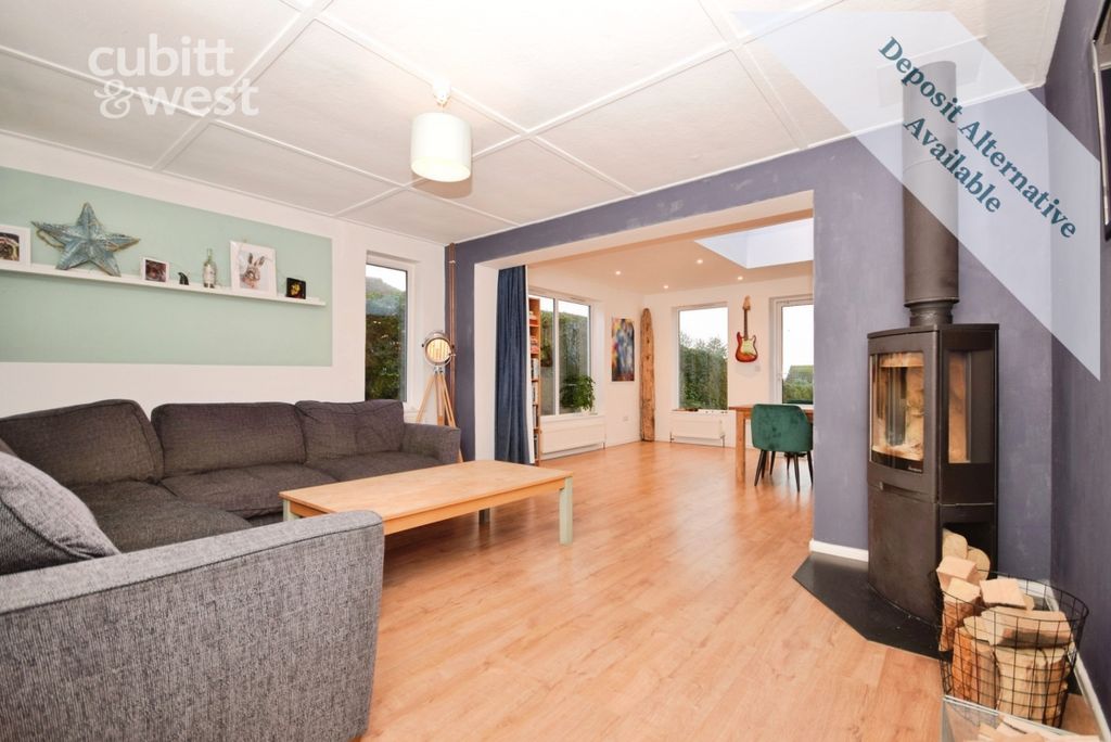 Property photo 3 of 23 Lounge