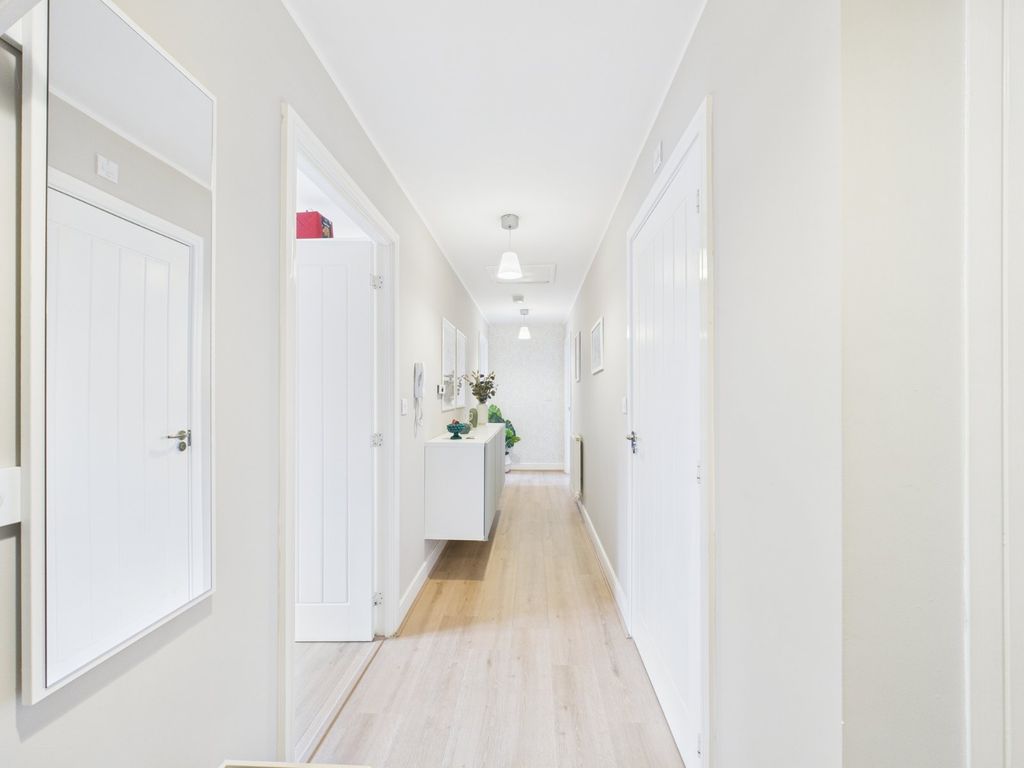 Property photo 2 of 18 Hallway