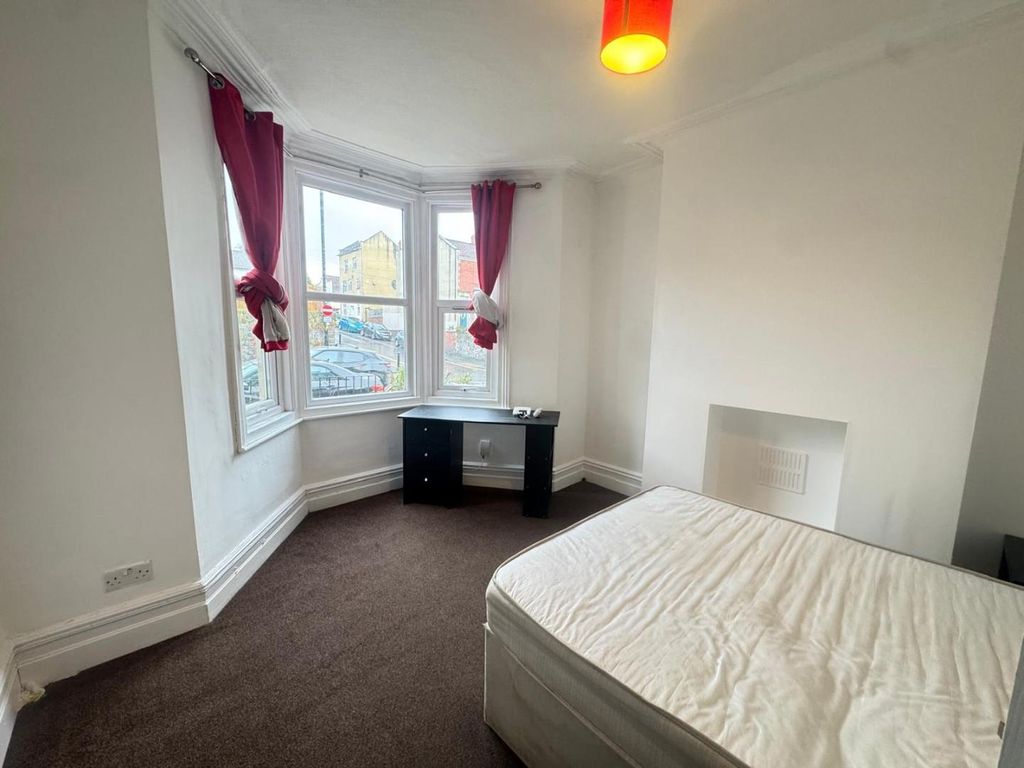 Property photo 3 of 13 Room 1.Jpeg