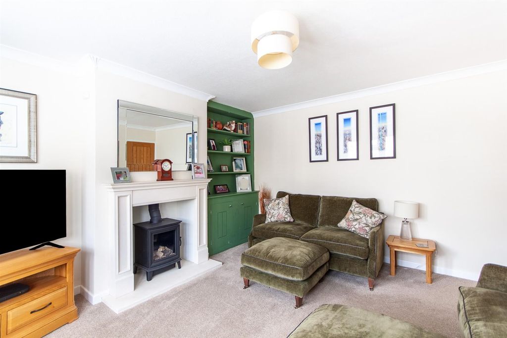 Property photo 3 of 18 Living Room