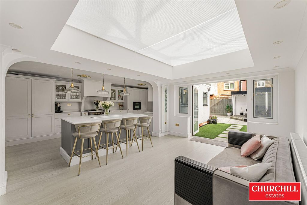 Property photo 2 of 32