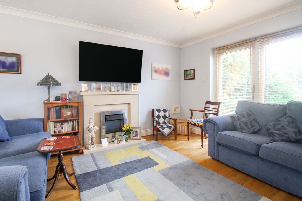 Property photo 3 of 16 Lounge 2