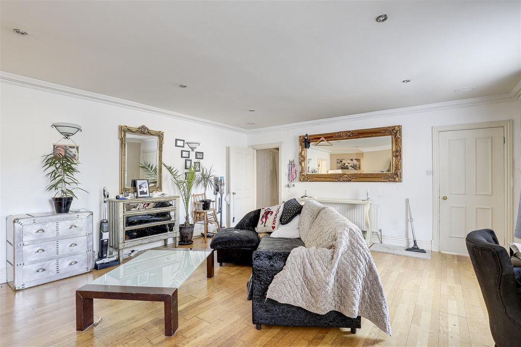 Property photo 3 of 13 33990.Jpg