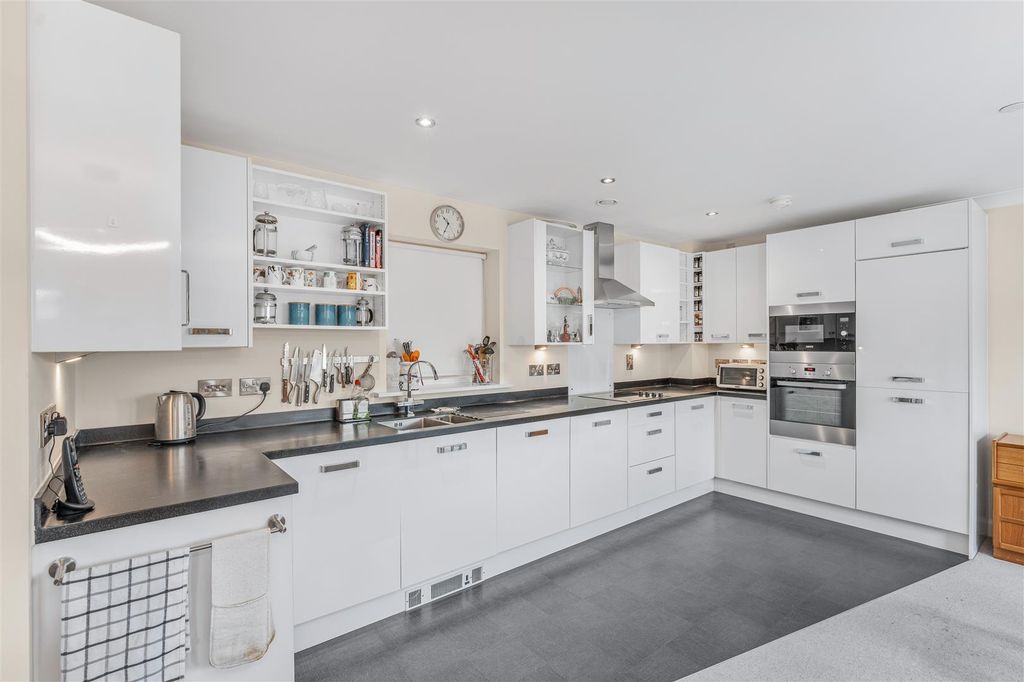 Property photo 3 of 13 75 Park Gardens, Banbury-10.Jpg