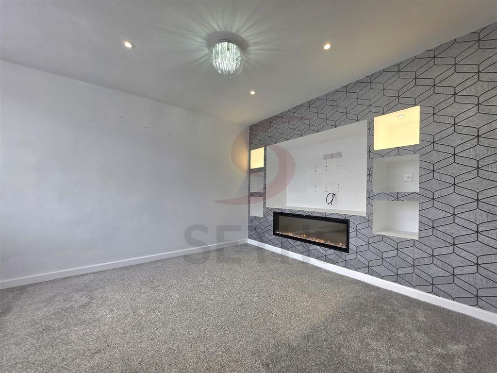Property photo 3 of 13 Lounge