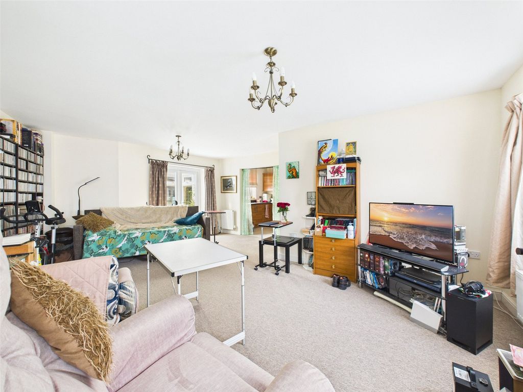 Property photo 2 of 21 Living Room