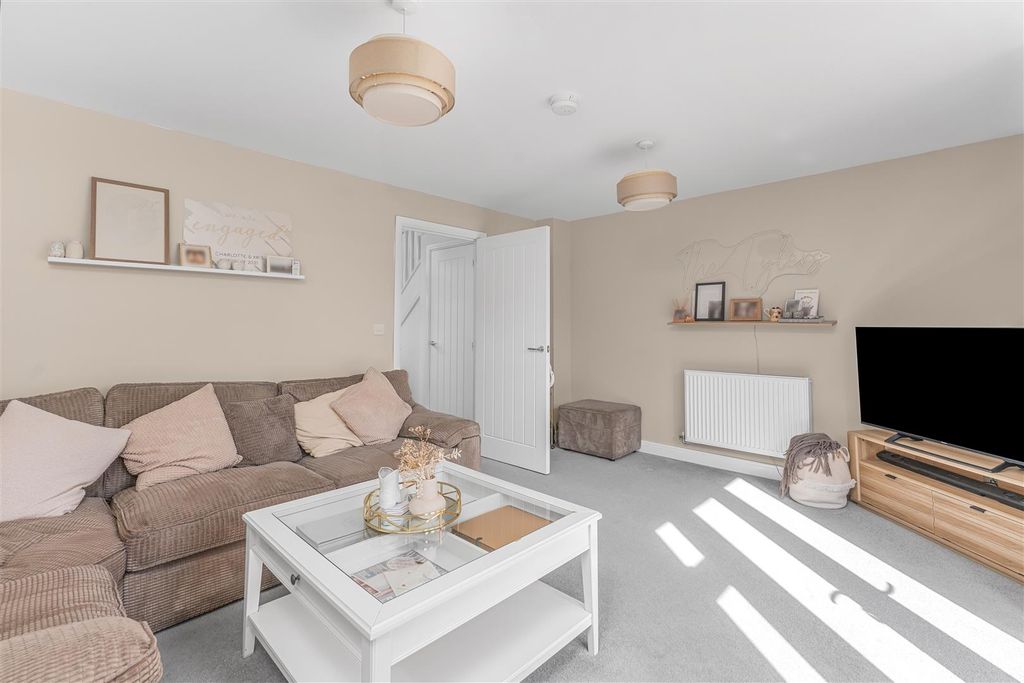 Property photo 2 of 13 34 Longdon Crescent, Banbury-12.Jpg