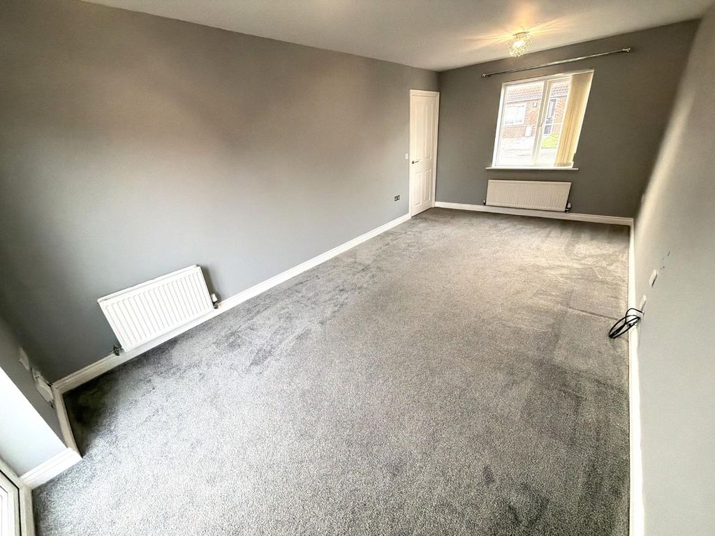 Property photo 3 of 19 Lounge