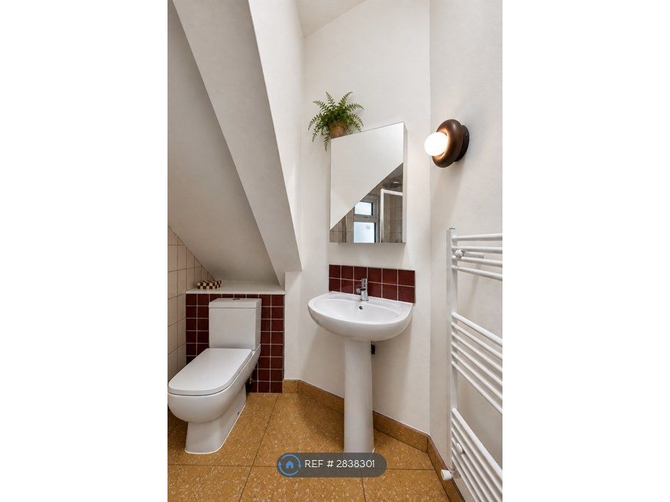 Property photo 3 of 10 Bathroom