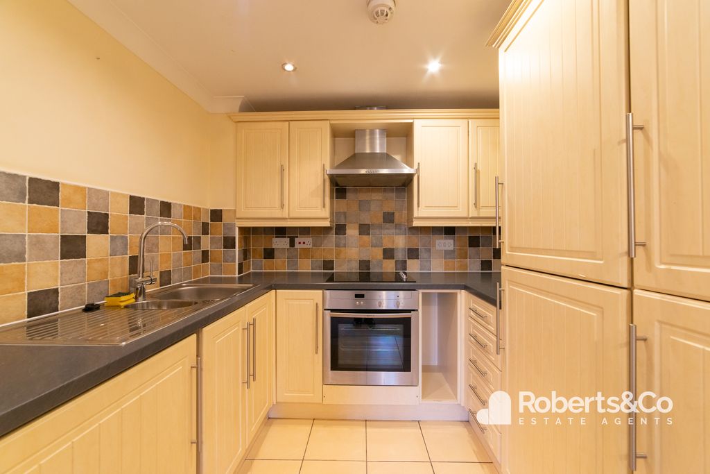 Property photo 3 of 9 Kitchen
